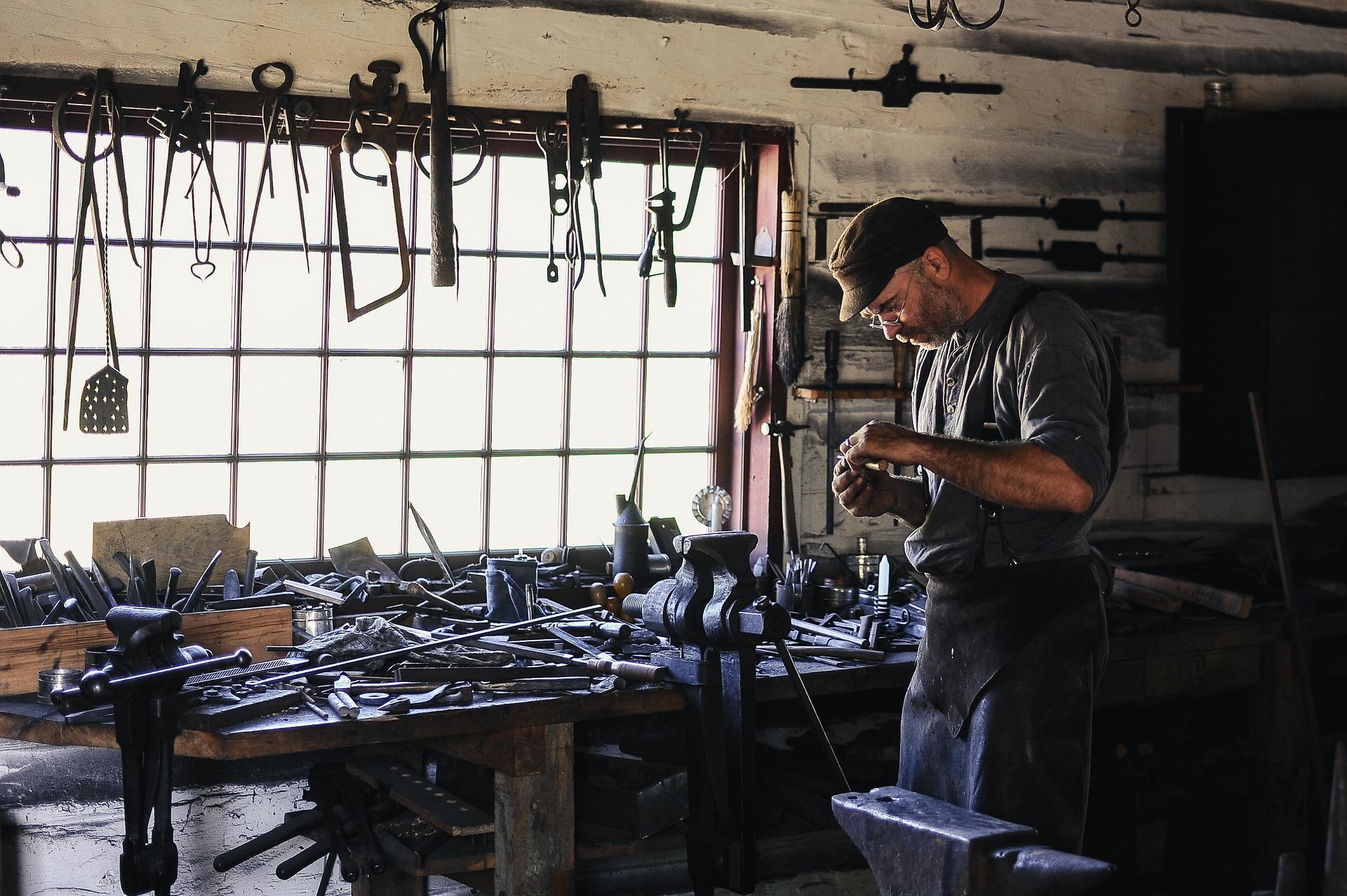 Artisan dans un atelier