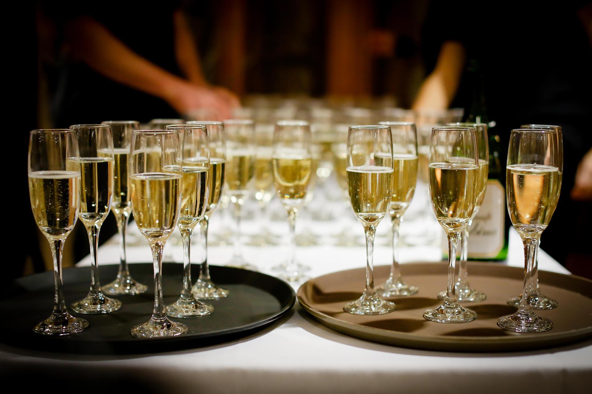 Verres à champagnes sur un plateau